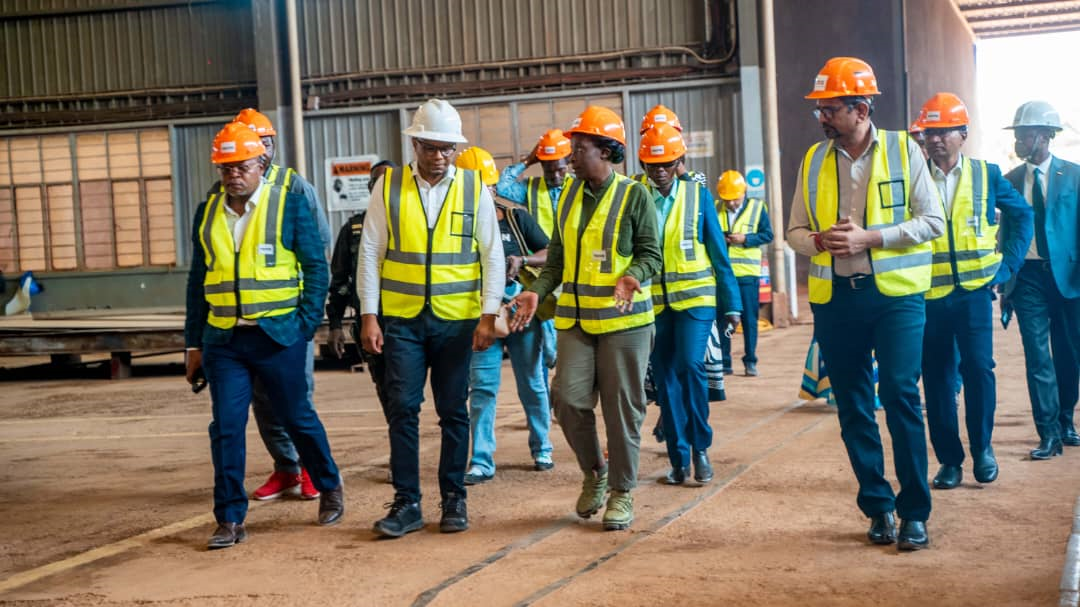 Ministre Adèle Kayinda en visite guidée chez MES SARL par Himanchu Pandya et Elisée Kazadi (Photo : MES)